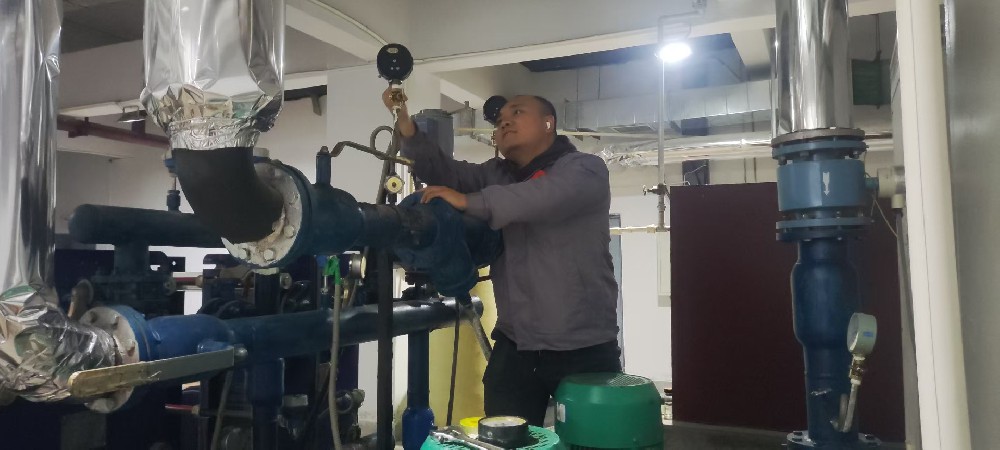 開盛供熱公司啟動(dòng)換熱站注水打壓檢測工作